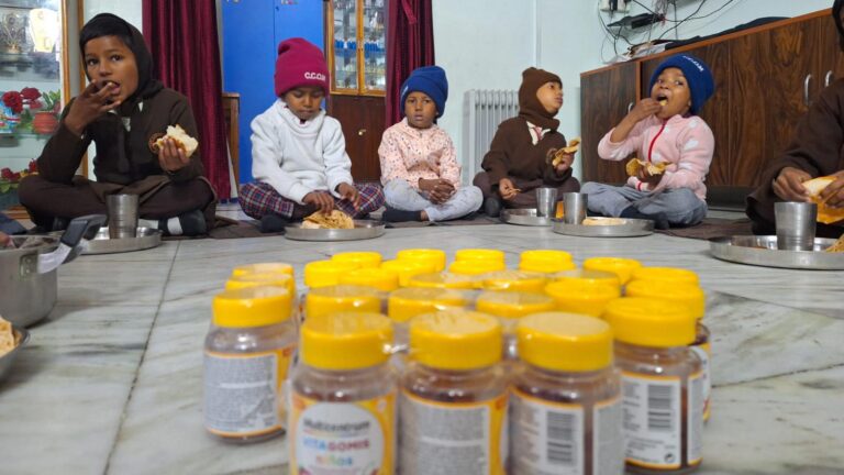 Donació de medicaments i vitamines a la Índia